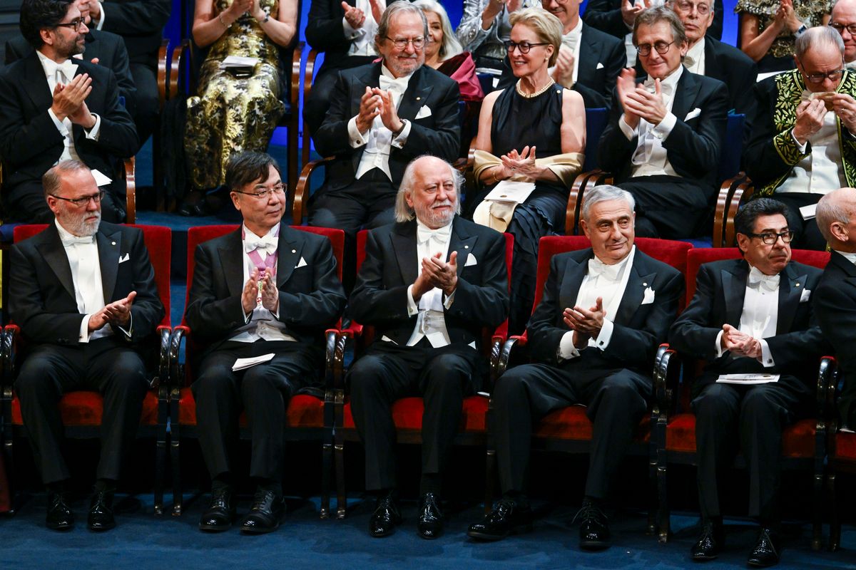 Stockholm, 2025. december 10.
Krasznahorkai László író (k), mielőtt átveszi az életművével elnyert irodalmi Nobel-díjat a 2025-ös Nobel-díjak átadási ünnepségén a stockholmi hangversenyteremben 2025. december 10-én. Mellette balról az orvosi-élettani Nobel-díjas Szakagucsi Simon japán immunológus (b2), jobbról a közgazdasági Nobel-emlékdíj kitüntetettje, Joel Mokyr amerikai-izraeli gazdaságtörténész (j2).
MTI/Koszticsák Szilárd