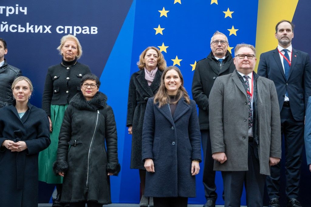 Az Európai Unió miniszterei és diplomatái az Európai Unió minisztereinek informális találkozóján, Lvivben, december 11-én. Az informális EU-miniszteri csúcstalálkozó december 10-én és 11-én kerül megrendezésre Lviv városában. A találkozón 27 ország képviselői vettek részt, élükön Marie Bjerre dán európai ügyekért felelős miniszterrel, Marta Kos szomszédsági és bővítési tárgyalásokért felelős európai biztossal, valamint Taras Kacska Ukrajna európai és euroatlanti integrációért felelős miniszterelnök-helyettesével  Fotó: OLENA ZNAK / ANADOLU