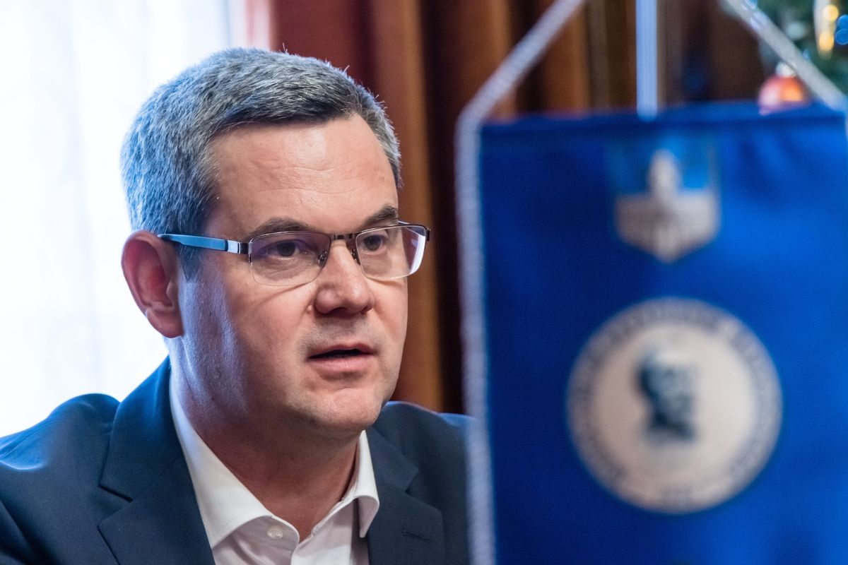 Szombathely, 2025. december 8.
Takács Péter, a Belügyminisztérium egészségügyi államtitkára beszédet mond Szombathelyen, a Vas Vármegyei Markusovszky Egyetemi Oktatókórházban az új digitális szubsztarkciós angiográfról (DSA-készülék) tartott sajtótájékoztatón 2025. december 8-án.
MTI/Katona Tibor