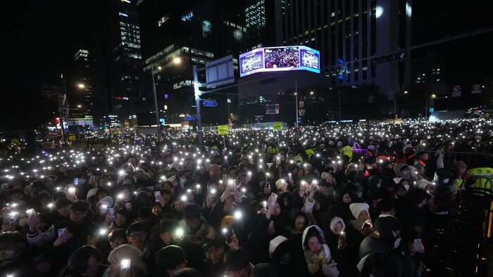 Szilveszter Dél-Koreában - Az új év beköszöntét várják az emberek a szöuli Boszingak pavilonnál