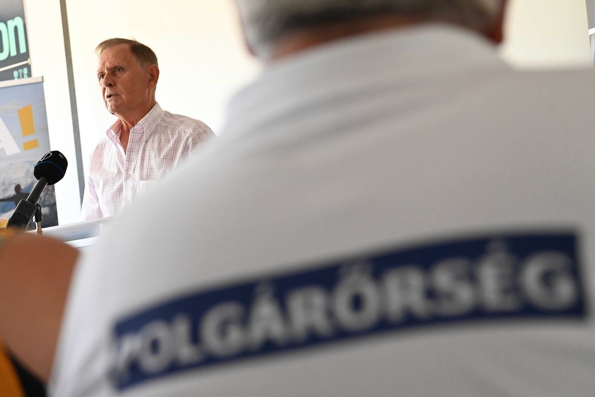 Budaörs, 2022. augusztus 5.
Túrós András, az Országos Polgárőr Szövetség (OPSZ) elnöke beszédet mond a Belügyminisztérium és a Magyar Polgárőr Szövetség budaörsi sajtótájékoztatóján 2022. augusztus 5-én. 10 Suzuki Vitara típusú személygépkocsi és 13 robogó áll szolgálatba az ország különböző polgárőr egyesületeinél.
MTI/Máthé Zoltán