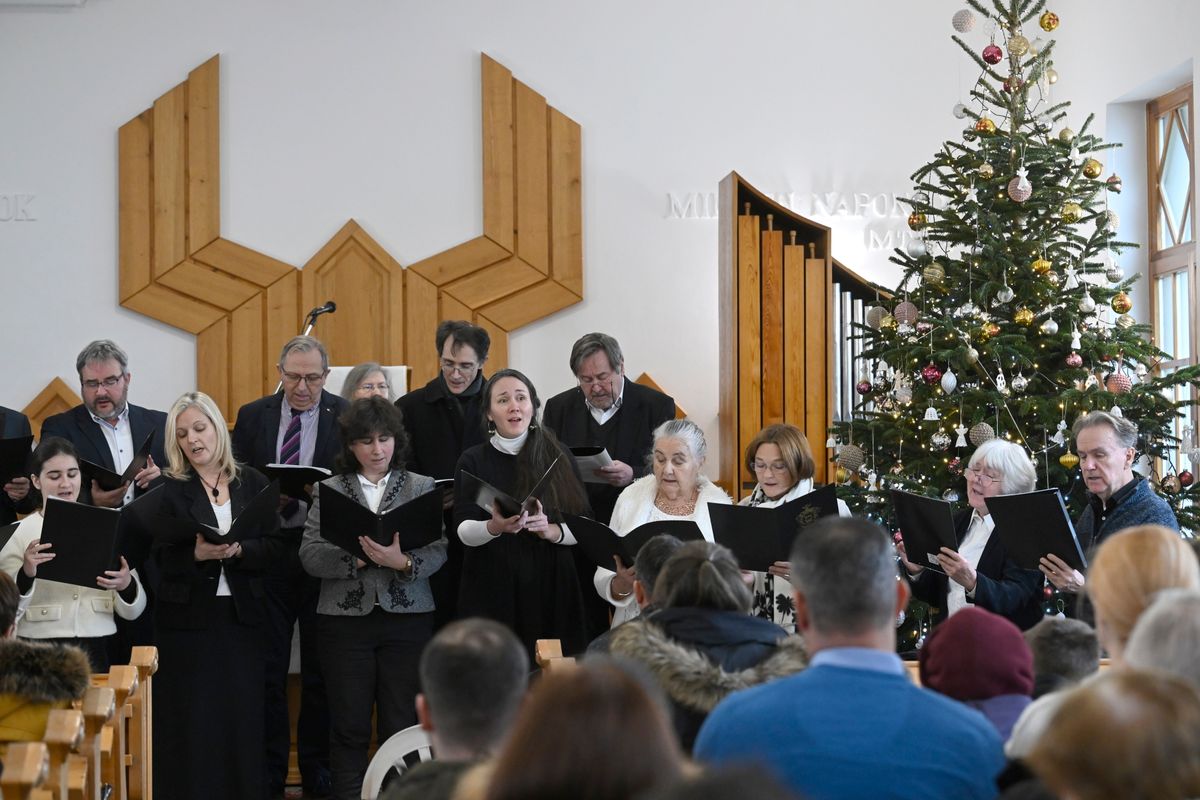 Balatonalmádi, 2025. december 25.
A kórus a karácsonyi istentiszteleten a balatonalmádi református templomban 2025. december 25-én.
MTI/Bruzák Noémi