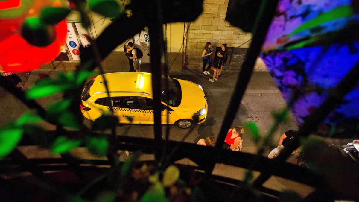 Mindenáron pénzt akart szerezni a bulinegyedben, és tényleg mindent meg is tett érte + videó