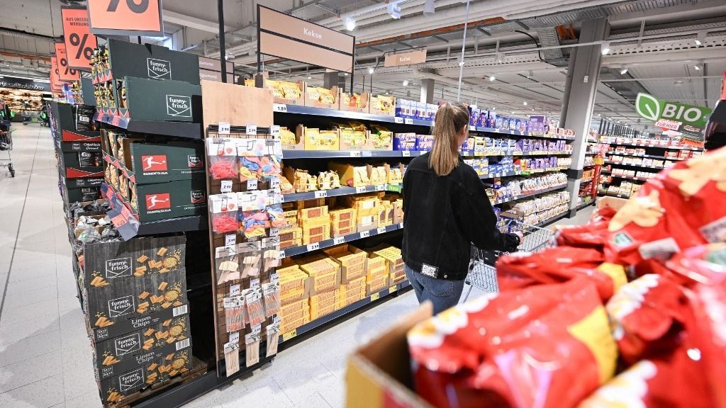 infláció, PRODUCTION - 10 July 2025, Baden-Württemberg, Jettingen: A customer walks past shelves of groceries in a Kaufland store (staged scene). Photo: Bernd Weißbrod/dpa (Photo by BERND WEISSBROD / dpa Picture-Alliance via AFP)