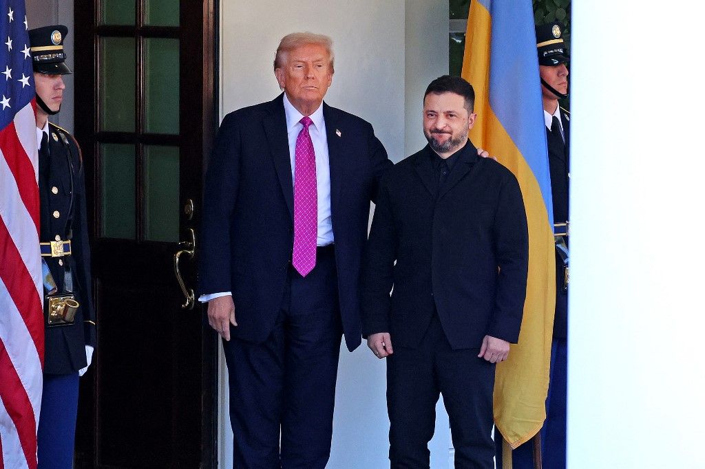 US President Donald Trump welcomes Ukrainian President Volodymyr Zelensky as he arrives for a meeting at the White House in Washington, DC, on October 17, 2025. (Photo by TOM BRENNER / AFP)