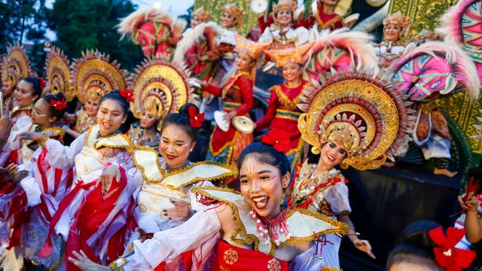 Szilveszter Indonéziában - Balinéz táncosok szilveszteri kulturális ünnepségen lépnek fel az indonéziai Bali szigetének székvárosában, Denpasarban