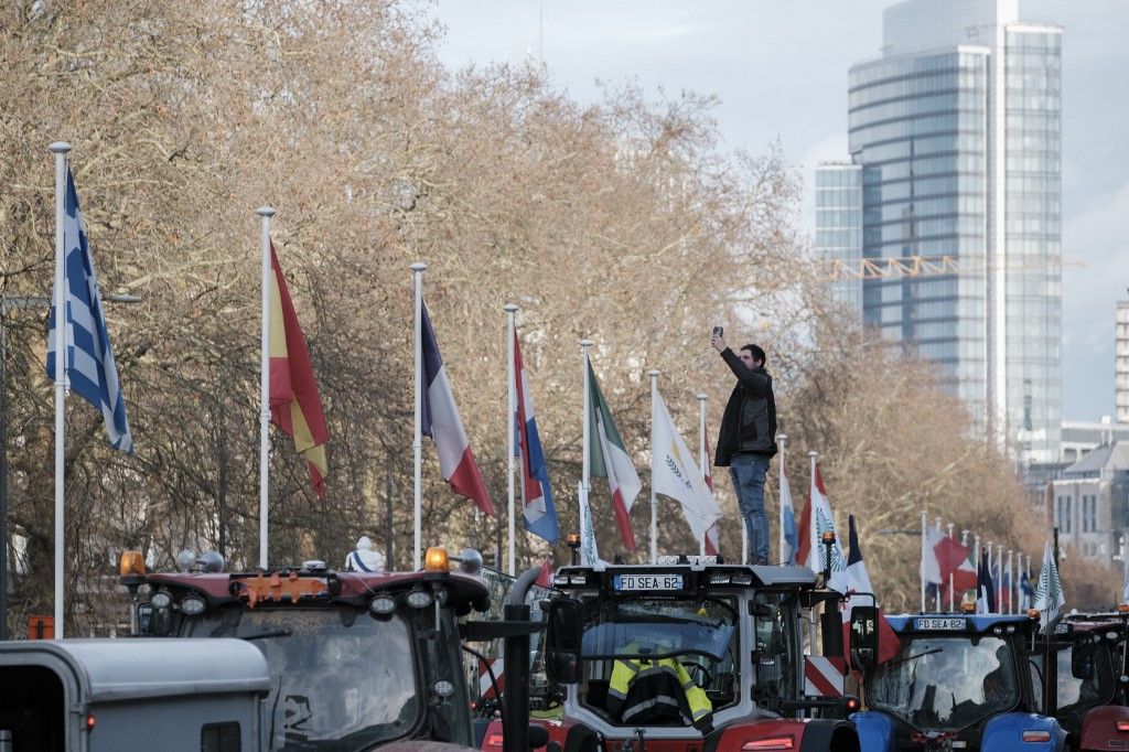 Manifestation des agriculteurs et mobilisation citoyenne contre l accord commercial Mercosur et la potentielle reduction du budget du secteur agricole actuellement en discussion lors d un sommet europeen sur le prochain cadre budgetaire de l Union Europeenne a Bruxelles dans la province de Bruxelles Capitale en Belgique le 18 decembre 2025.
Farmers demonstration and citizen mobilisation in protest of the Mercosur trade agreement and potential cuts to the agricultural sector budget currently under discussion at a European summit on the next EU budgetary framework in Brussels in the province of Brussels Capital in Belgium on December 18, 2025. (Photo by Karim Tebache / Hans Lucas via AFP)
