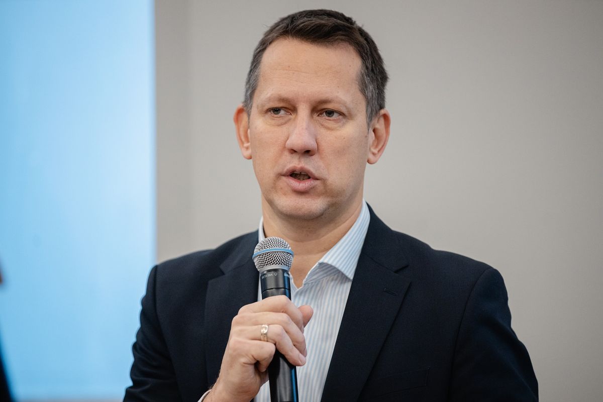 Budapest, 2025. december 16.
Fülöp Attila, a Belügyminisztérium gondoskodáspolitikáért felelős államtitkára a Keleti pályaudvaron tartott sajtótájékoztatón 2025. december 16-án. A MÁV-csoport csatlakozott az Apponyi Franciska Programhoz, ezzel a cégcsoport vállalni tudja a kiszámítható életpálya esélyét és a versenyképes munkabért, valamint folyamatos információnyújtást is a nyitott munkakörörökkel kapcsolatban. A 2023-ban indult program célja, hogy - összefogva gazdasági társaságokkal - segítségnyújtással és mentorálással megtalálják azokat a munkahelyeket, amelyek stabil megélhetést jelentenek a gyermekvédelemi gondoskodásban felnövő fiatalok számára.
MTI/Hatházi Tamás