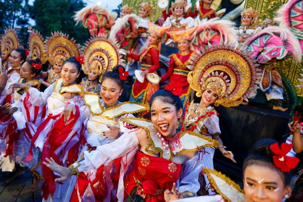 Szilveszter Indonéziában - Balinéz táncosok szilveszteri kulturális ünnepségen lépnek fel az indonéziai Bali szigetének székvárosában, Denpasarban