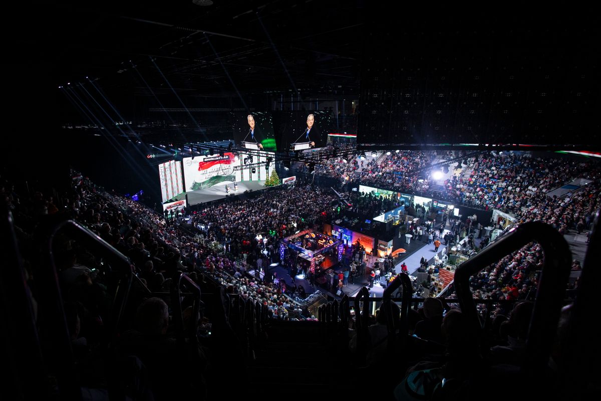 Szeged, 2025. december 20.
A Miniszterelnöki Kommunikációs Főosztály által közreadott képen Orbán Viktor miniszterelnök (a színpadon, j) beszédet mond a Digitális Polgári Körök által szervezett háborúellenes gyűlésen Szegeden 2025. december 20-án. Mellette Lázár János építési és közlekedési miniszter. 
MTI/Miniszterelnöki Kommunikációs Főosztály/Fischer Zoltán