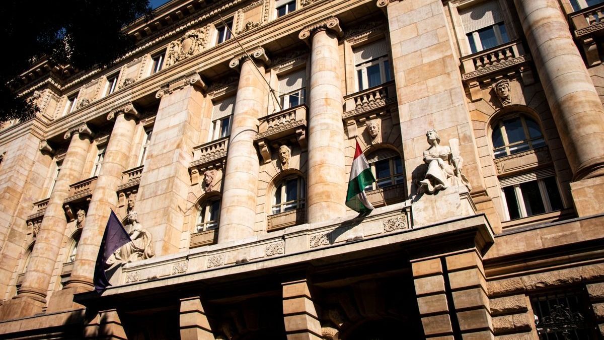 Kamatdöntő: szinten tartotta a Monetáris Tanács az alapkamatot, de kiderült az is, hogy mikor kezdhet az MNB kamatcsökkentésbe