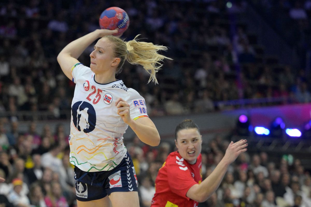 Norway's centre back #25 Henny Ella Reistad shoots the ball during the quarter final match between Norway and Montenegro of the IHF Women's Handball World Championship in Dortmund, western Germany on December 9, 2025. (Photo by Sascha Schuermann / AFP)