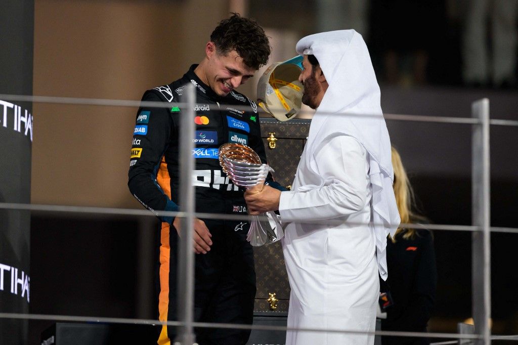 Mohammed Ben Szulajem (képünkön jobbra) FIA-elnökként a múlt heti F1-es Abu-dzabi Nagydíj végén serleget adott át a világbajnok Lando Norrisnak