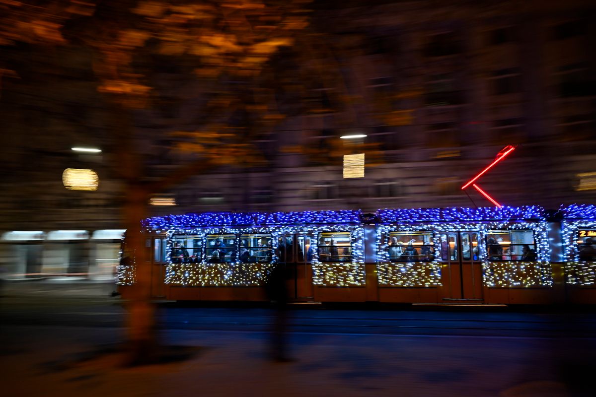 Budapest, 2025. november 30.
Adventi fényvillamos közlekedik a fővárosban a Kossuth Lajos téren 2025. november 30-án.
MTI/Hegedüs Róbert