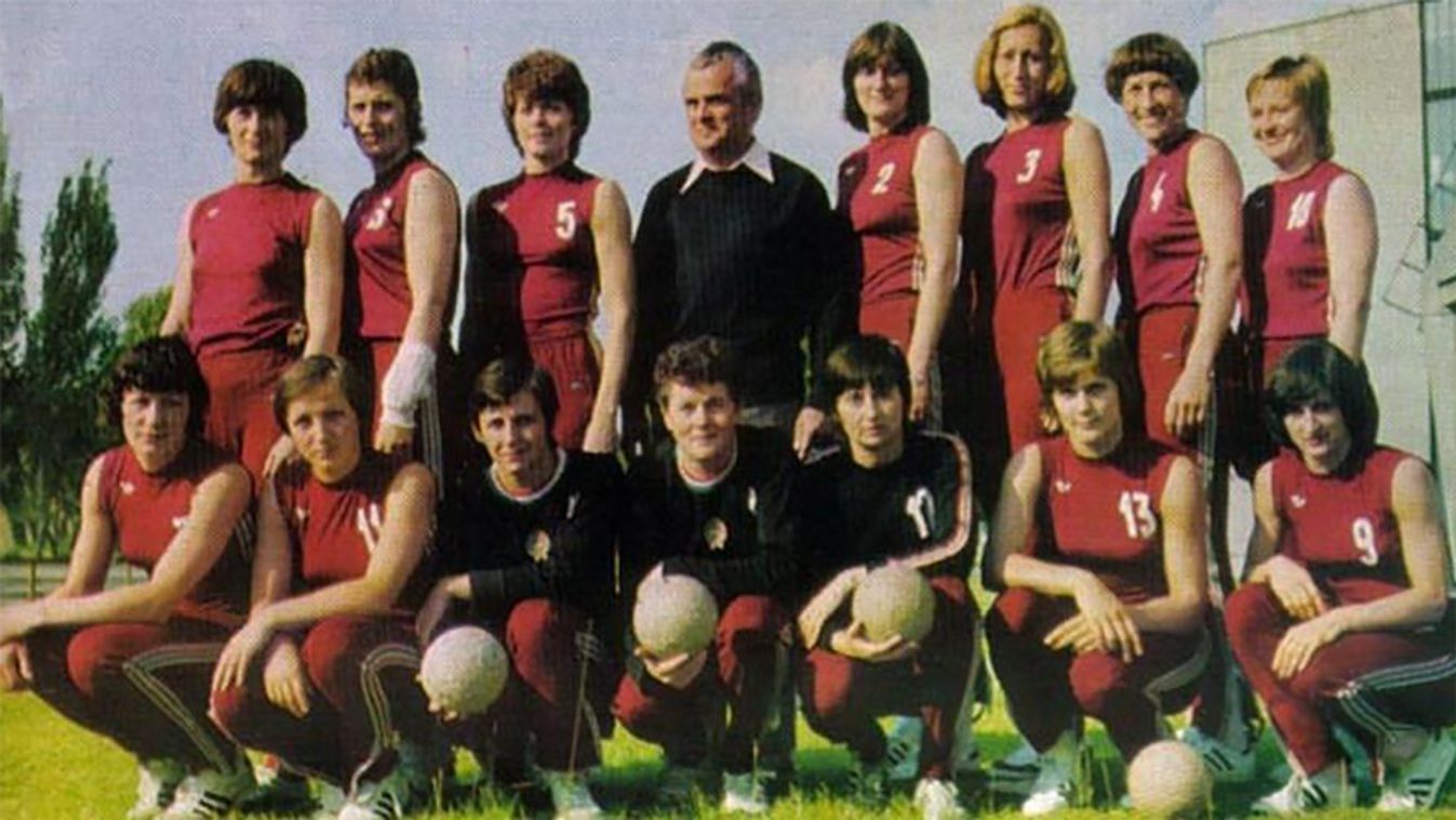 Csajbókné Németh Erzsébet (álló sor jobb szél) a montreali olimpián bronzérmet nyert válogatott alapembere volt