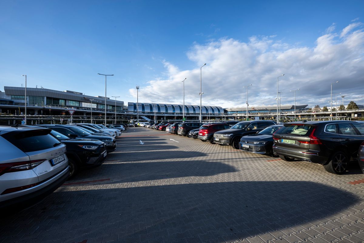 Budapest, 2025. október 28.
Parkoló autók a Liszt Ferenc Nemzetközi Repülőtéren 2025. október 28-án. A kormány elfogadta a gyorsvasút megteremtésének koncepcióját, az 1 milliárd eurós beruházással 27 kilométernyi vasút épülhet meg Kőbányától Monorig, bekötve az országos gerinchálózatba a Liszt Ferenc Nemzetközi repülőteret.
MTI/Szigetváry Zsolt