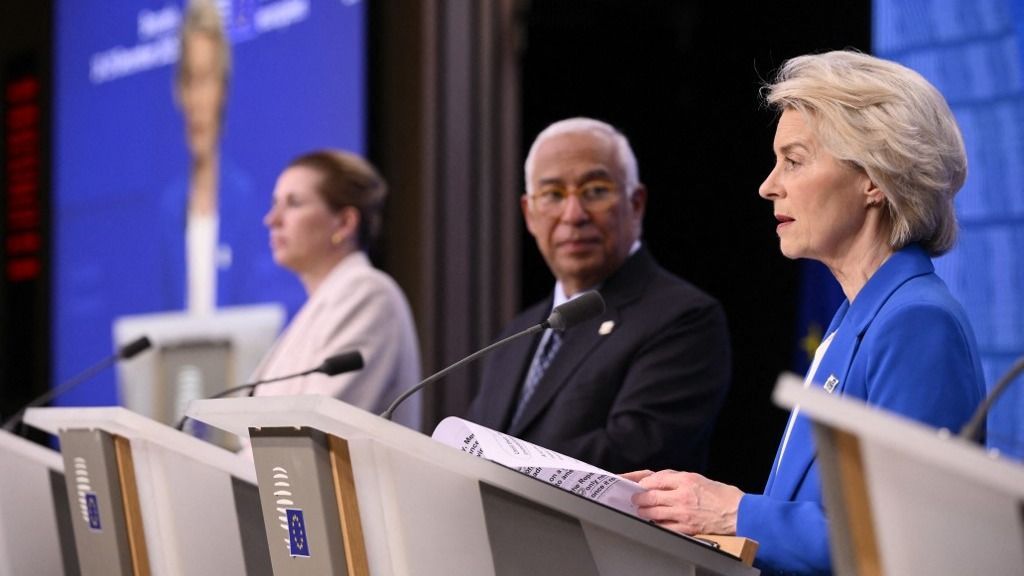 Mette Fredriksen dán miniszterelnök, Antonio Costa, az Európai Tanács elnöke és Ursula von der Leyen, az Európai Bizottság elnöke Fotó: AFP