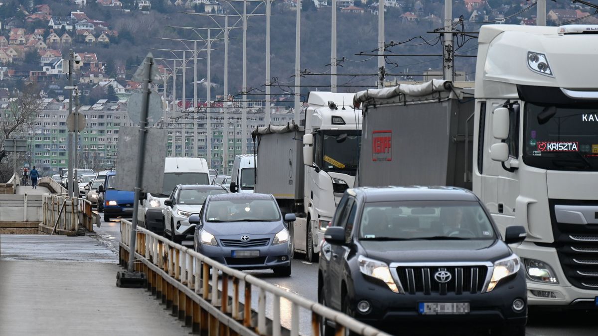 Hármas karambol volt az Árpád hídon – nagy a káosz, a villamos helyett pótóbuszok járnak