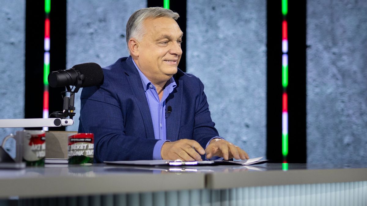 Lázár Jánossal beszélget Orbán Viktor a szegedi háborúellenes gyűlésen