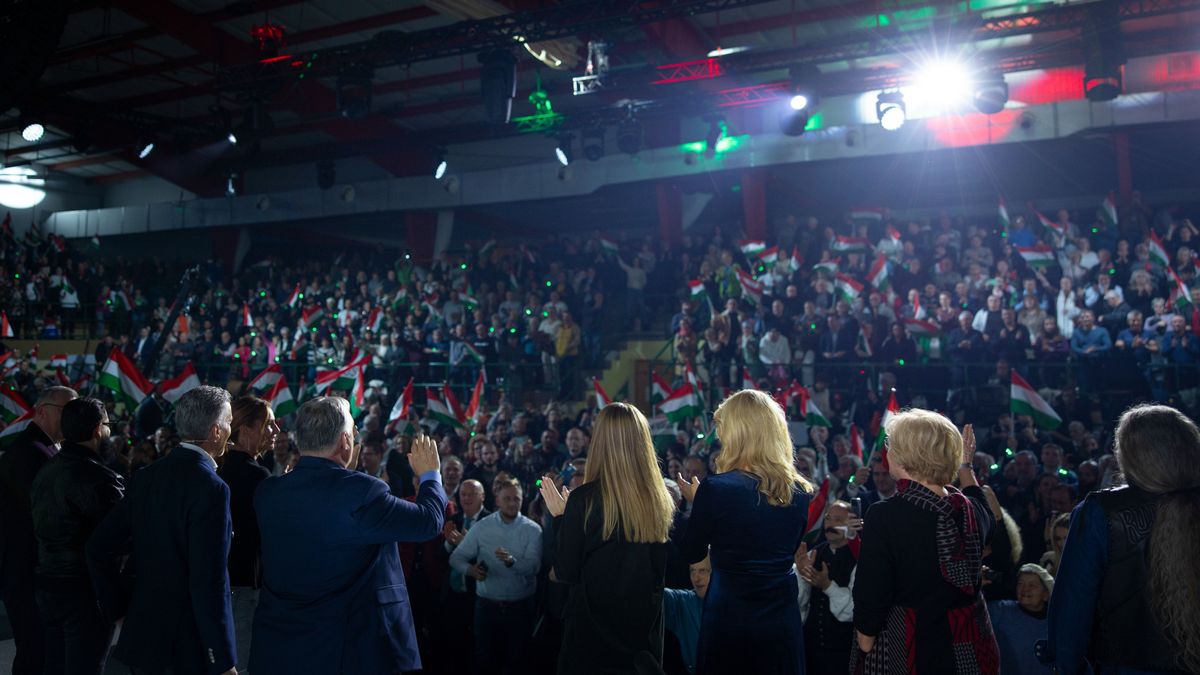 Menczer: Csak addig tudunk kimaradni a háborúból, amíg Orbán Viktor a miniszterelnök + videó