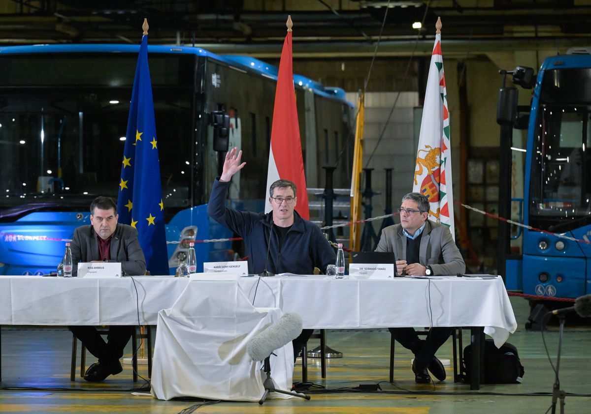 Budapest, 2025. december 1.
Karácsony Gergely főpolgármester (k), Kiss Ambrus, a Főpolgármesteri Hivatal főigazgatója (b) és Számadó Tamás főjegyző (j) a Fővárosi Közgyűlés rendkívüli ülésén a BKV Zrt. kelenföldi buszgarázsában 2025. december 1-jén.
MTI/Bruzák Noémi