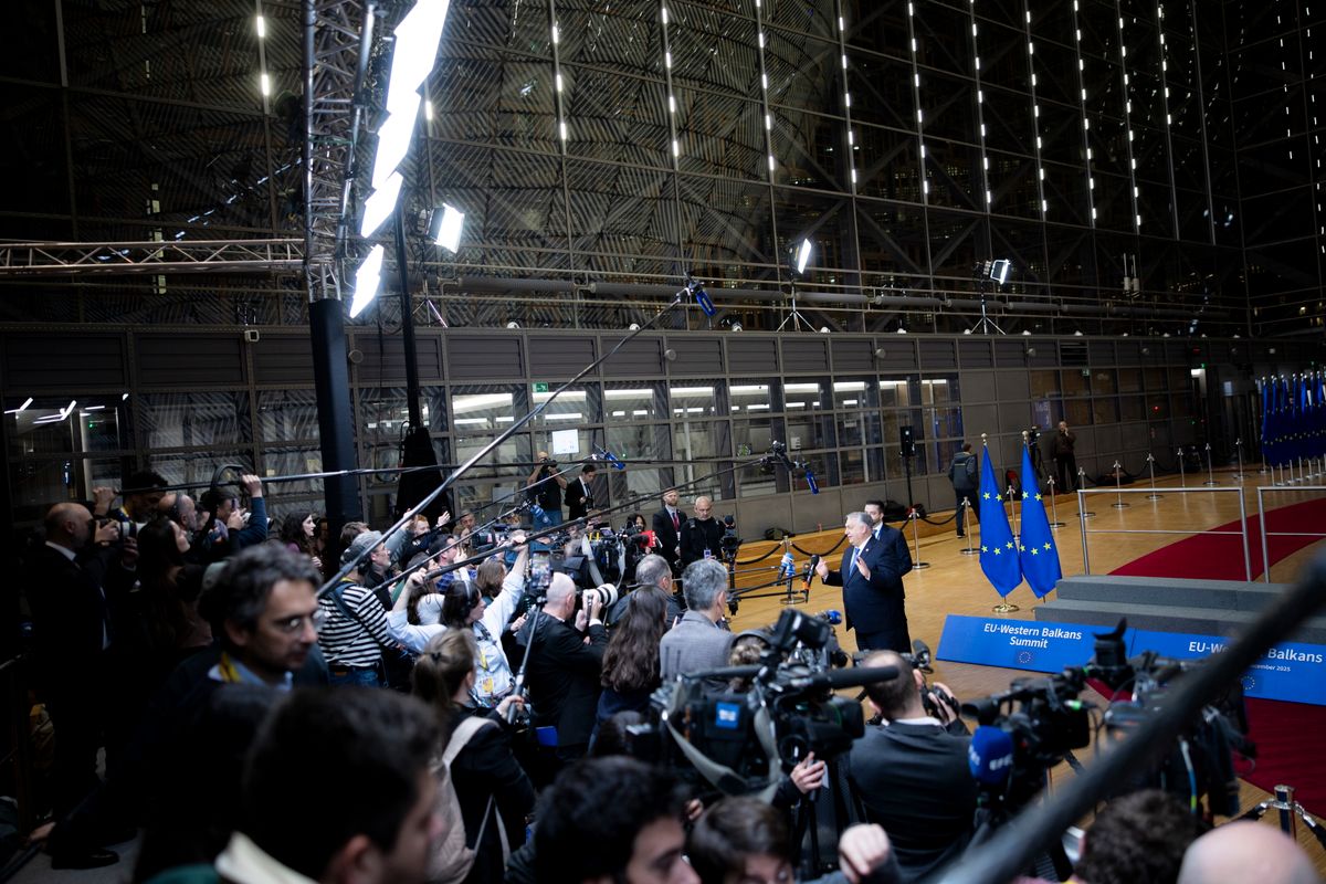 A Miniszterelnöki Kommunikációs Főosztály által közreadott képen Orbán Viktor miniszterelnök (j2) nyilatkozik a sajtó képviselőinek, amint megérkezik az Európai Unió és a nyugat-balkáni országok csúcstalálkozójára Brüsszelben 2025. december 17-én, az EU csúcstalálkozójának előestéjén. Mellette Máté János, a Miniszterelnöki Programirodát vezető államtitkár (j) (Fotó: MTI/Miniszterelnöki Kommunikációs Főosztály/Fischer Zoltán)