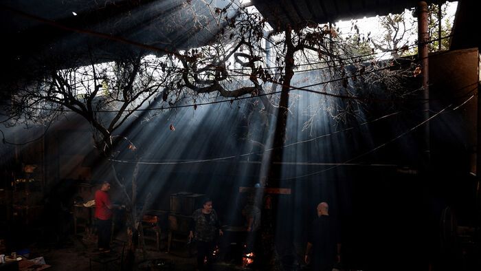 Palesztin menekültek ételt készítenek a Szent Család katolikus templom menedékhelyén Gázában