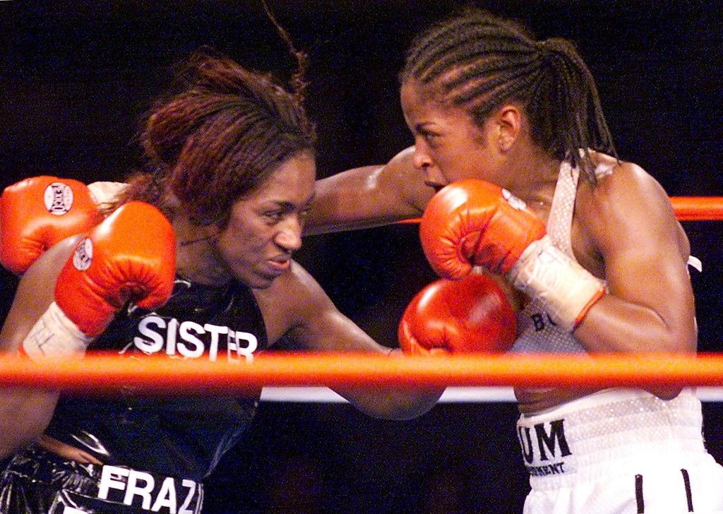 Laila Ali (jobbra) és Jacqui Frazier-Lyde az apákhoz méltó csatát vívott a veronai ringben egymással