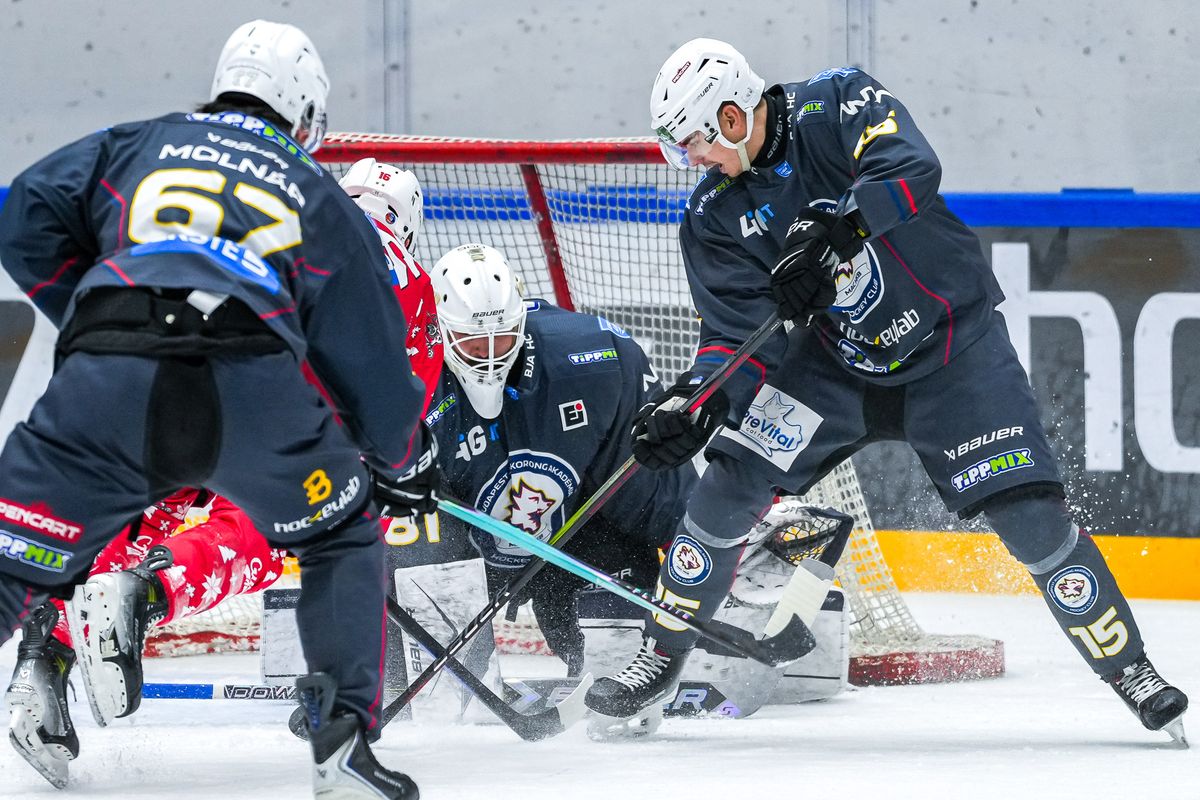 Molnár Bálint (balra) főszereplő lett, de a hokis a harapásával szolgáltat témát (Forrás: Facebook/Budapest Jégkorong Akadémia Hockey Club)