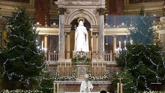 Erdő Péter esztergom-budapesti érsek, Magyarország prímása, bíboros, és címzetes püspök éjféli misét celebrált 2017-ben. Fotó: Wikimedia Common