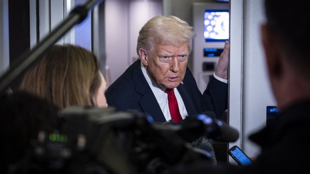 Donald Trump interjút ad az Air Force 1 fedélzetén