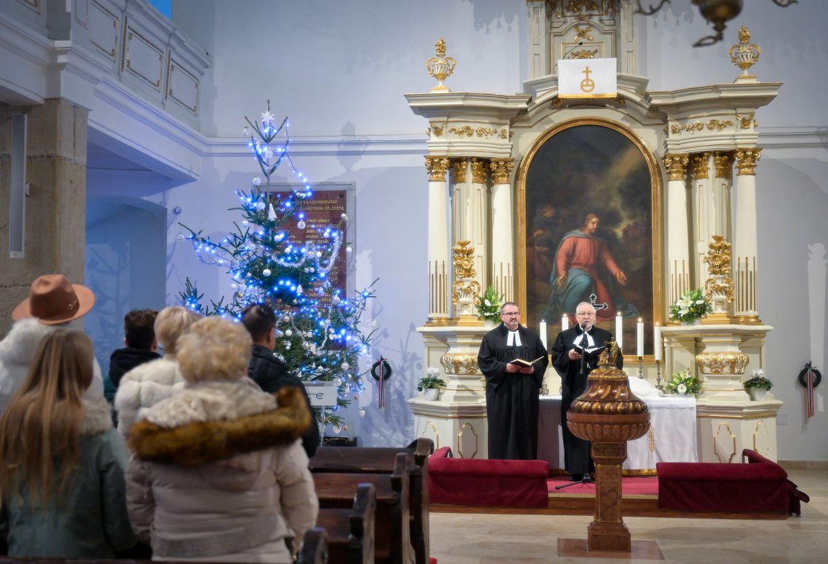 Győr, 2025. december 25.
Csorba János, a Győri Evangélikus Egyházközség parókus lelkésze és Szemerei János, a Magyarországi Evangélikus Egyház elnök-püspöke (b-j) a karácsonyi istentiszteleten a győri evangélikus Öregtemplomban 2025. december 25-én.
MTI/Krizsán Csaba