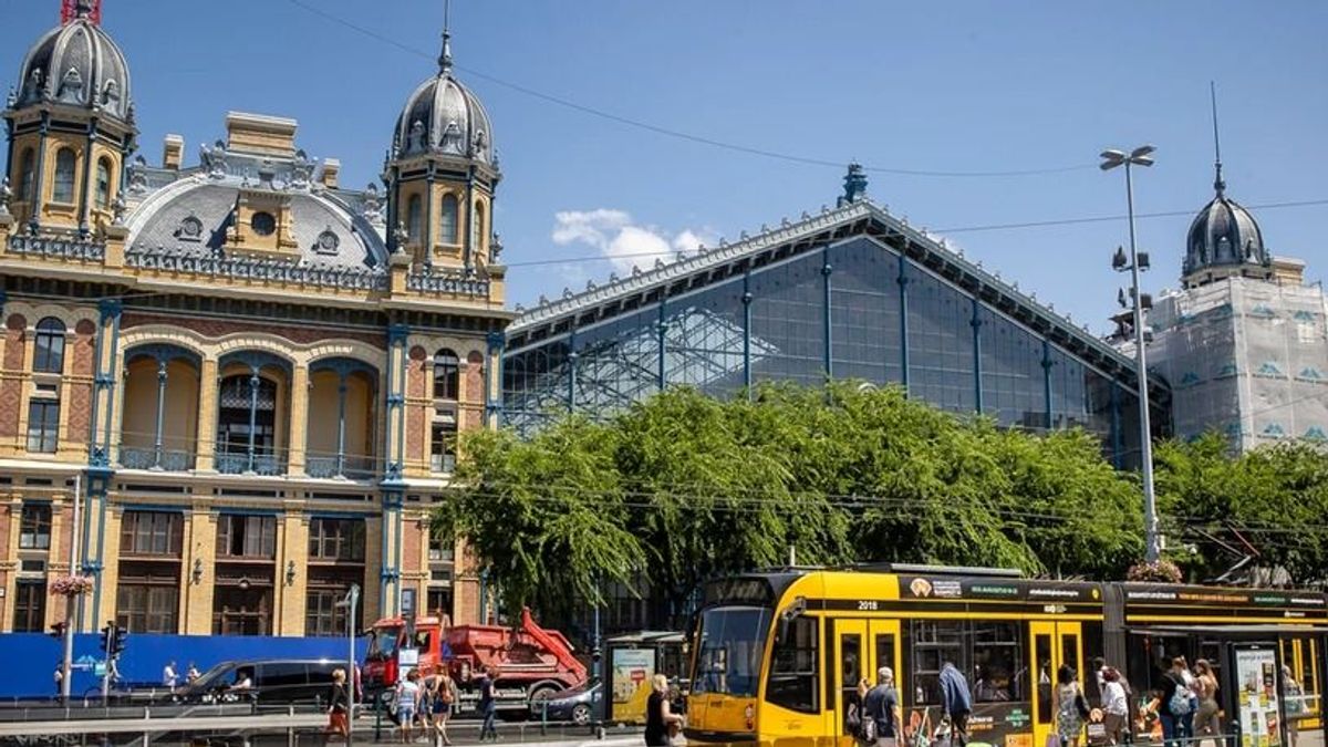 Négyfős társaság mászott fel a Nyugati pályaudvar tetejére, reagált a MÁV a történtekre