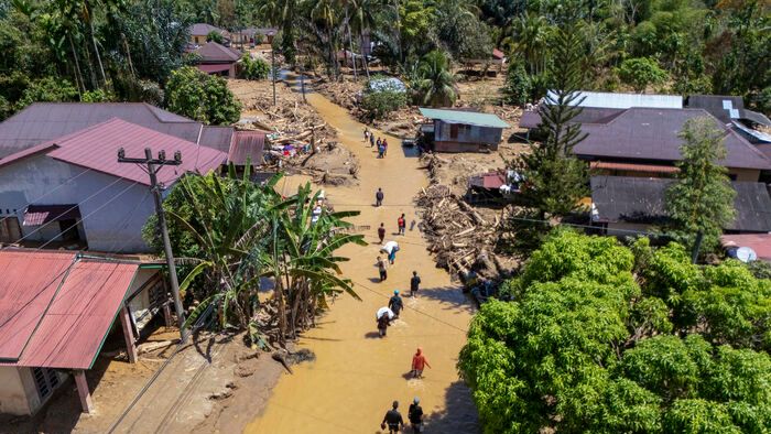 Menedéket kereső emberek a villámárvizek után Tukka faluban, Észak-Szumátrában