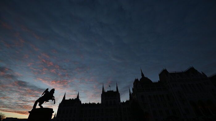 Budapest - Naplementében az Országház és a Rákóczi-szobor a Kossuth Lajos téren