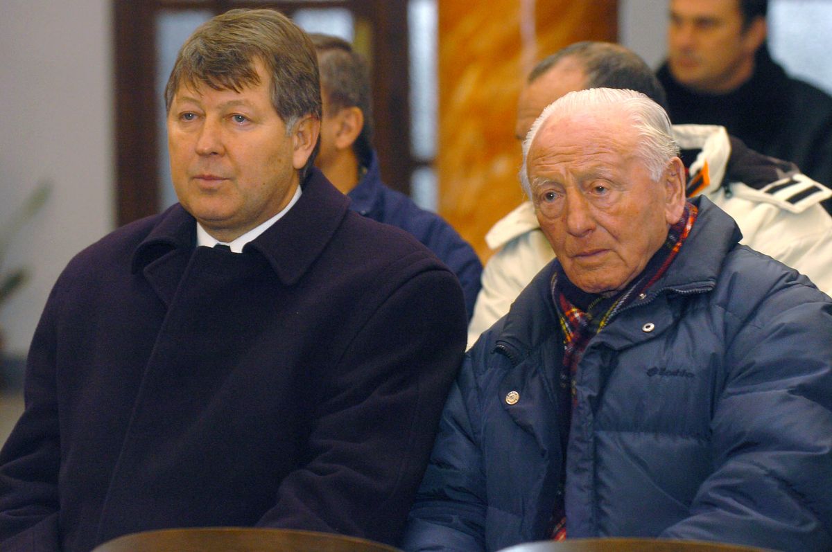 Budapest, 2006. január 12.
Gellei Imre edzõ és Illovszky Rudolf volt szövetségi kapitány, amikor a kelenföldi Szent Gellért-plébániatemplomban végsõ búcsút vesznek Baróti Lajostól. A magyar labdarúgó-válogatott legendás szövetségi kapitánya 2005. december 23-án, életének 92. évében hunyt el.
MTI Fotó: Földi Imre 


