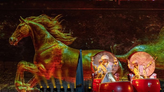 Szilveszter Kínában -Dobosok előadása köszönti az új évet a Nagy Falnál