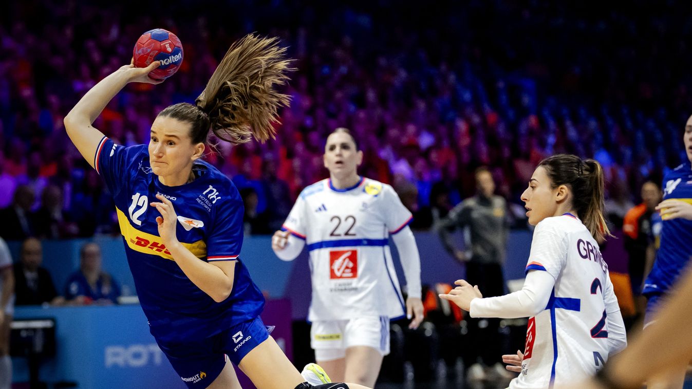 női kézilabda-válogatott
Netherlands' Bo van Wetering (L) attempts to score next to France's Lucie Granier during the group match between France and the Netherlands in the main round of the Women's World Handball Championship in Ahoy Rotterdam, on Decembe
