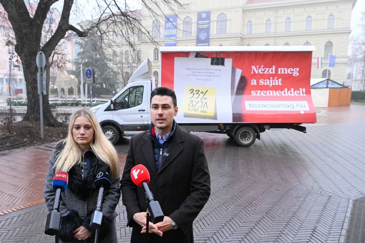 Szeged, 2025. december 20.
Lajkó Fanni és Szűcs Gábor, a Nemzeti Ellenállás Mozgalom alapító tagjai sajtótájékoztatót tartanak a szervezet mobilplakátja előtt Szegeden 2025. december 20-án.
MTI/Koszticsák Szilárd