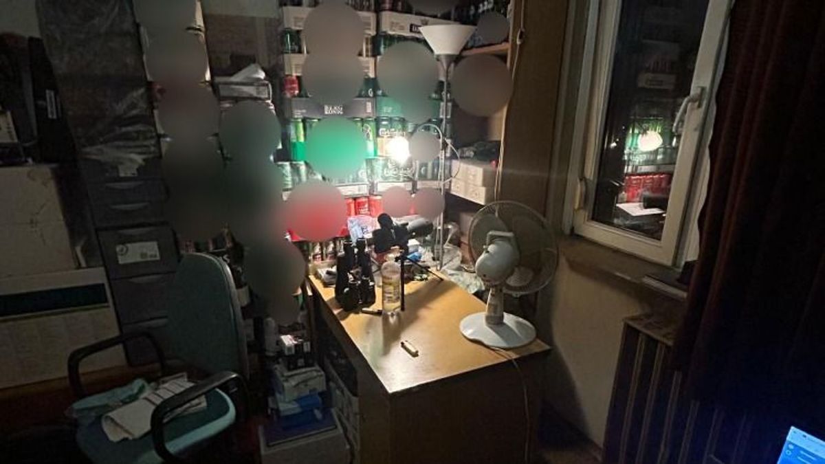 Távcsővel figyelte meg a szomszédait a Pest vármegyei férfi, aki egy nyolcéves kislánytól is meztelen fotókat zsarolt ki