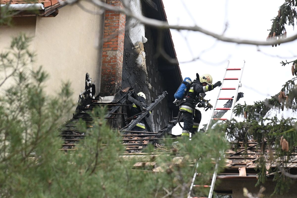 Szentendre, 2023. április 3.
Tűzoltók dolgoznak egy kigyulladt családi ház oltásán Szentendrén 2023. április 3-án. A tűzoltók oltás közben egy idős nő holttestére bukkantak.
MTI/Mihádák Zoltán