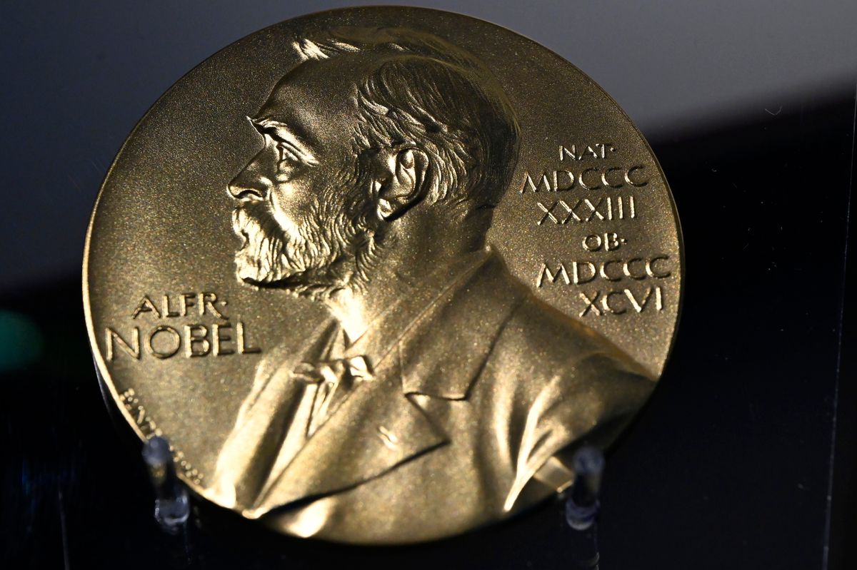 Budapest, 2025. május 24.
Karikó Katalin kiállított Nobel-díja a 28. Múzeumok Majálisa rendezvényen a Magyar Nemzeti Múzeumban 2025. május 24-én. A kétnapos eseményen az épület és kiállításai ingyenesen látogathatók, a kültéri sátrakban pedig az ország különböző pontjairól érkező, csaknem 100 múzeummal és kiállítóval ismerkedhetnek meg az érdeklődők május 24-én és 25-én.
MTI/Lakatos Péter