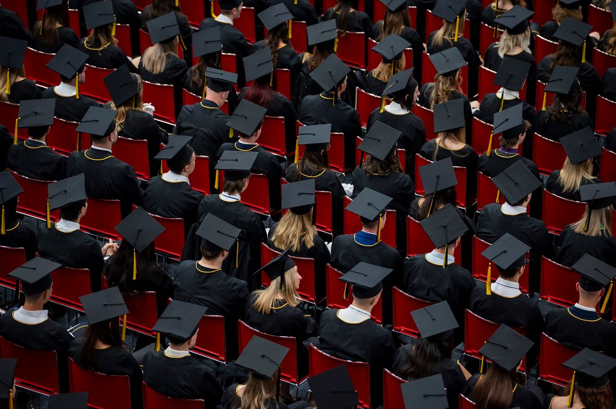 Budapest, 2025. július 11.
Hallgatók a Nemzeti Közszolgálati Egyetem (NKE) Államtudományi és Nemzetközi Tanulmányok Kar oklevélátadó és doktoravató ünnepségén a budapesti Ludovika Arénában 2025. július 11-én.
MTI/Balogh Zoltán