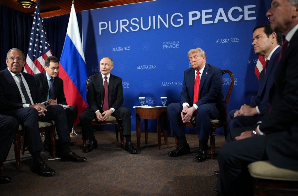 ANCHORAGE, ALASKA - AUGUST 15: U.S. President Donald Trump (R) and Russian President Vladimir Putin (L) hold a meeting at Joint Base Elmendorf-Richardson on August 15, 2025 in Anchorage, Alaska. The two leaders are meeting for peace talks aimed at ending the war in Ukraine. Russian Minister of Foreign Affairs Sergey Lavrov (L) and U.S. Secretary of State Marco Rubio also joined the meeting. Andrew Harnik/Getty Images/AFP (Photo by Andrew Harnik / GETTY IMAGES NORTH AMERICA / Getty Images via AFP)
