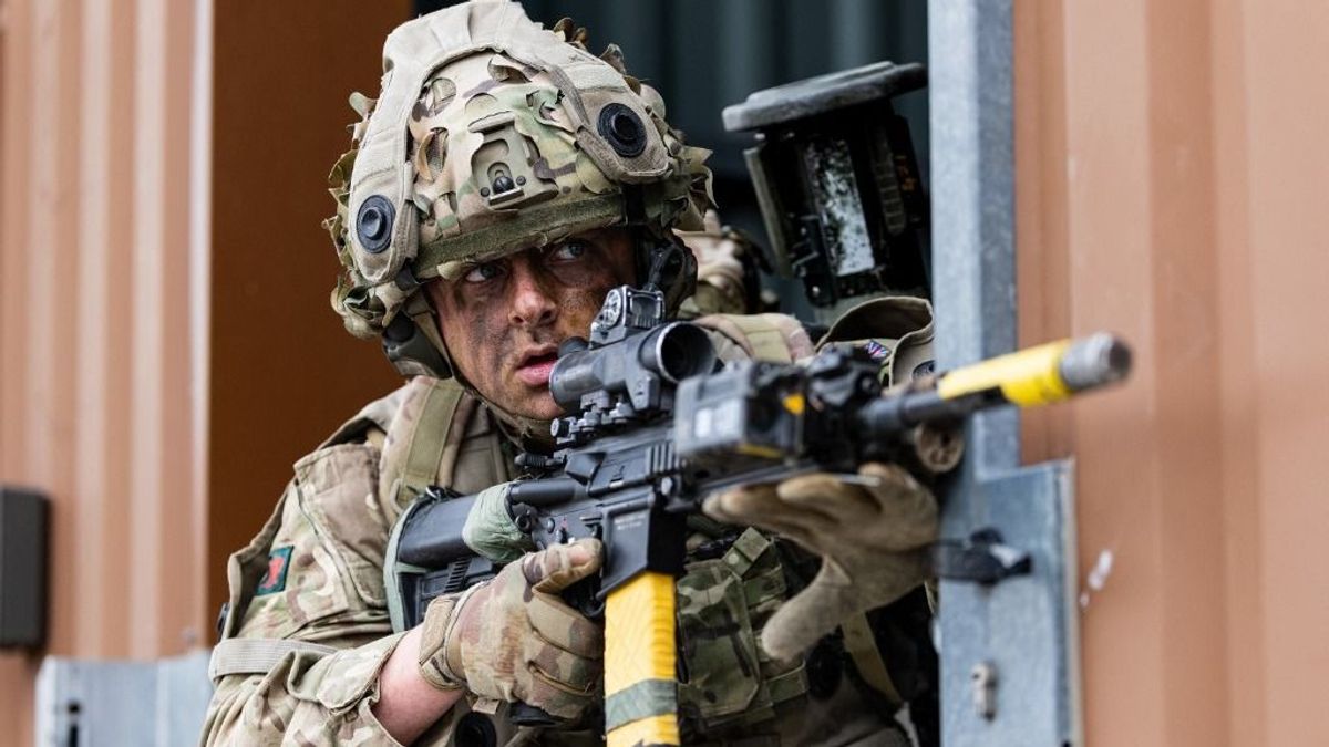 A brit vezérkari főnök háborúba szólít