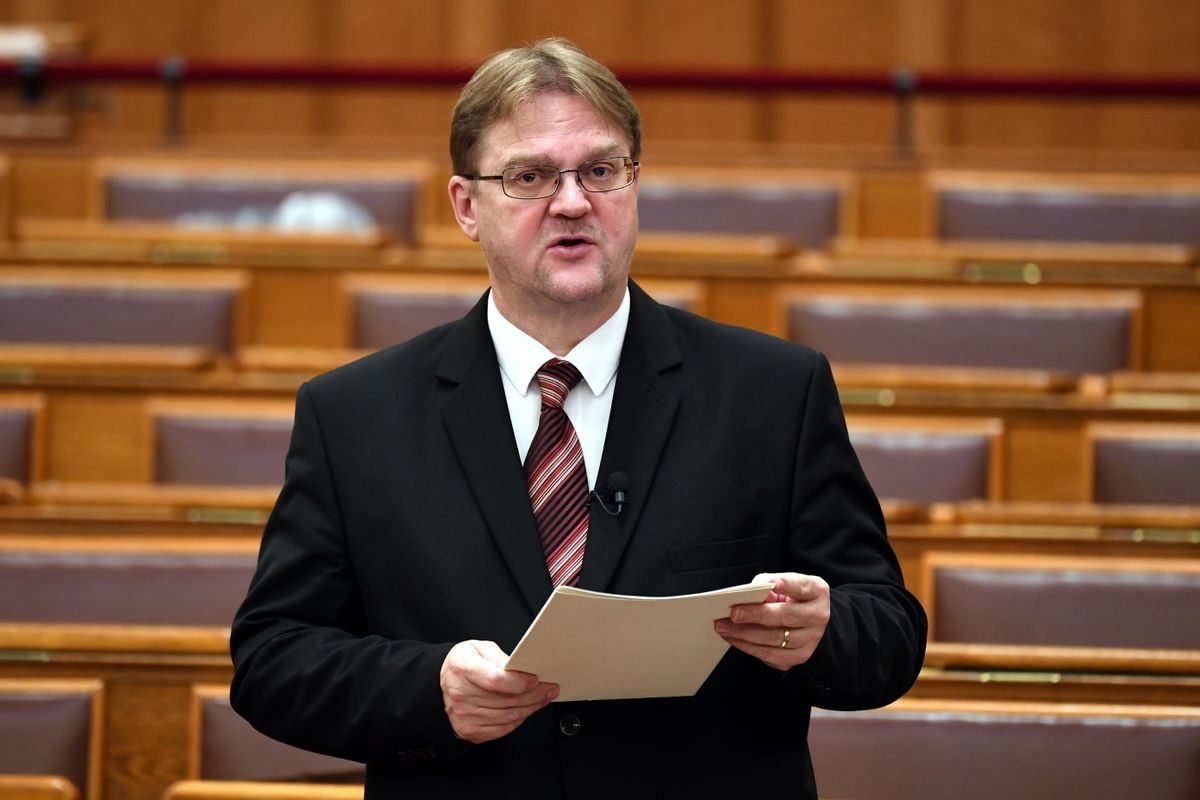 Budapest, 2025. október 22.
Répássy Róbert, az Igazságügyi Minisztérium parlamenti államtitkára expozét tart a büntetőjogi tárgyú törvények módosításáról szóló törvényjavaslat vitájában az Országgyűlés plenáris ülésén 2025. október 22-én.
MTI/Kovács Attila