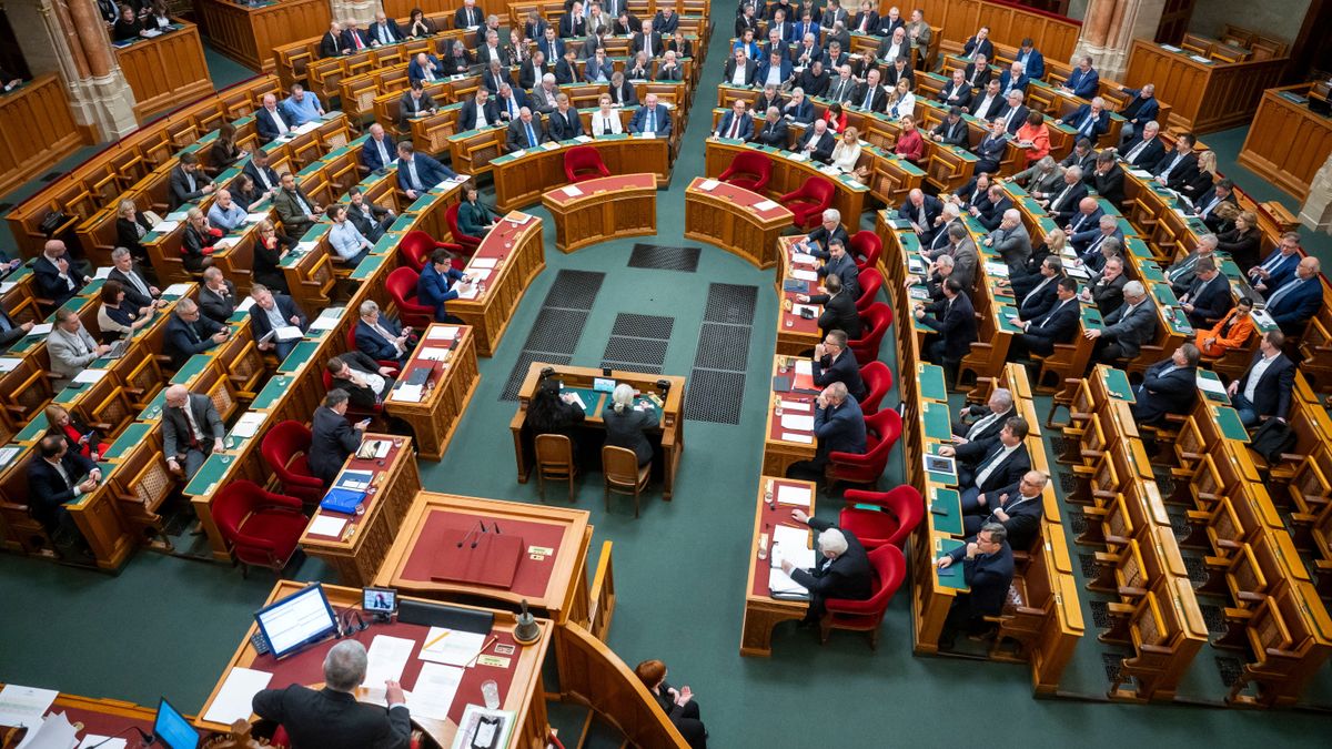 Emelkednek a nevelőszülői díjak, megszületett a kiberbiztonsági törvény – több fontos jogszabályt fogadott el az Országgyűlés