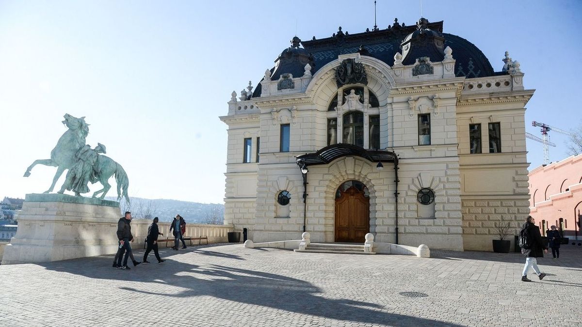 A Lovarda épülete a budai Várban, előtte a Csikós-szoborral: Forrás: Nagy Zoltán/Metropol. Fotó: Nagy Zoltán Forrás: Metropol