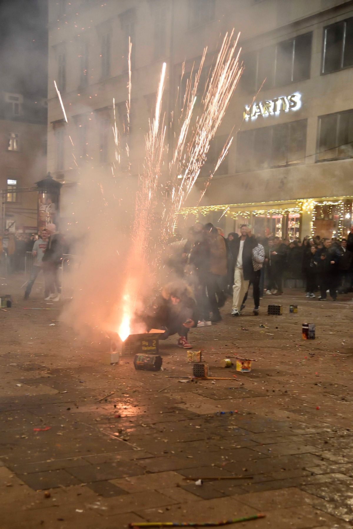 Budapest, 2023. január 1.
Szilveszterezők a belvárosi Vörösmarty téren 2023. január 1-jére virradó éjjel.
MTI/Lakatos Péter