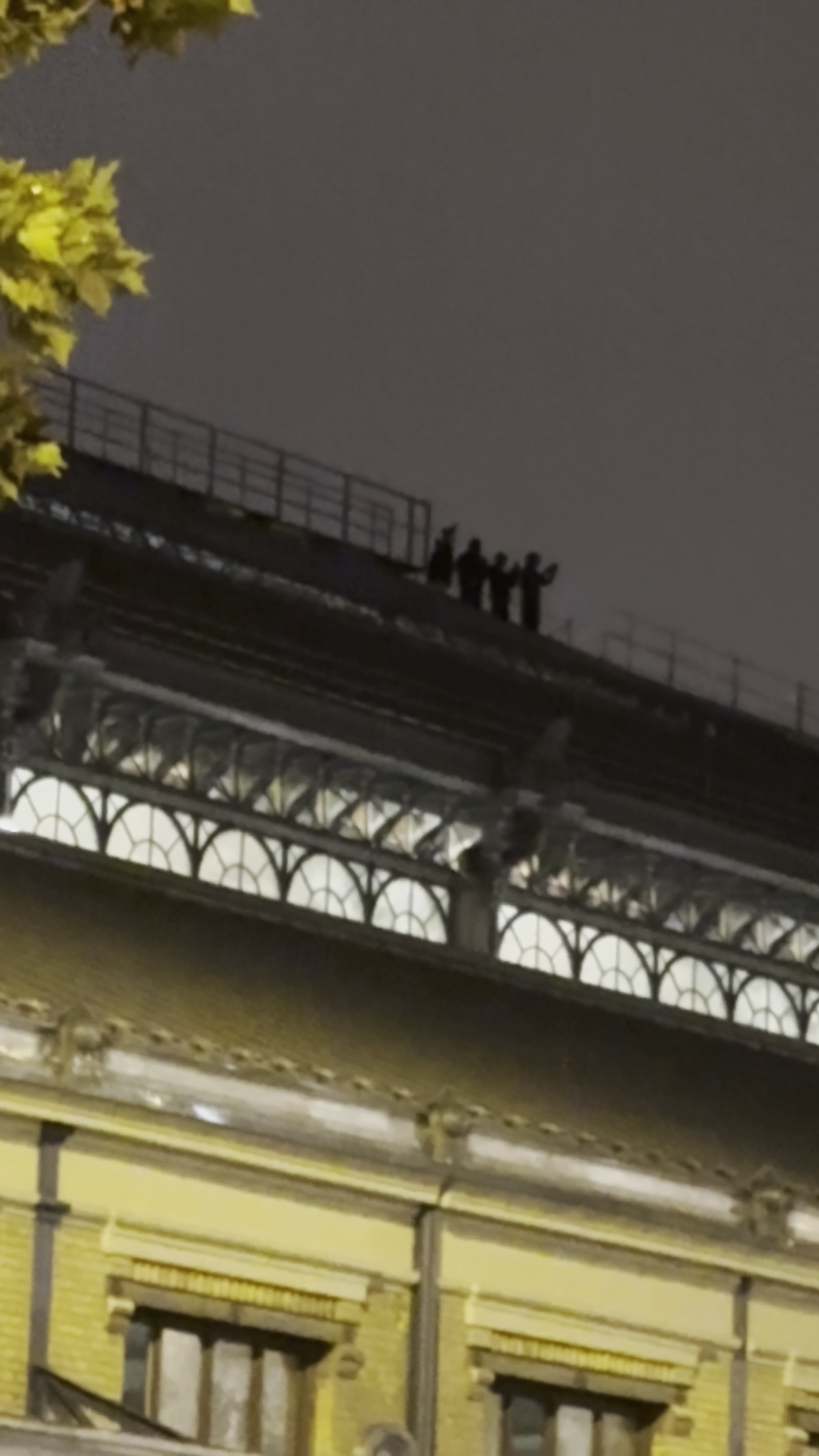 Reagált a MÁV a nyugatira felmászott társaság esetére